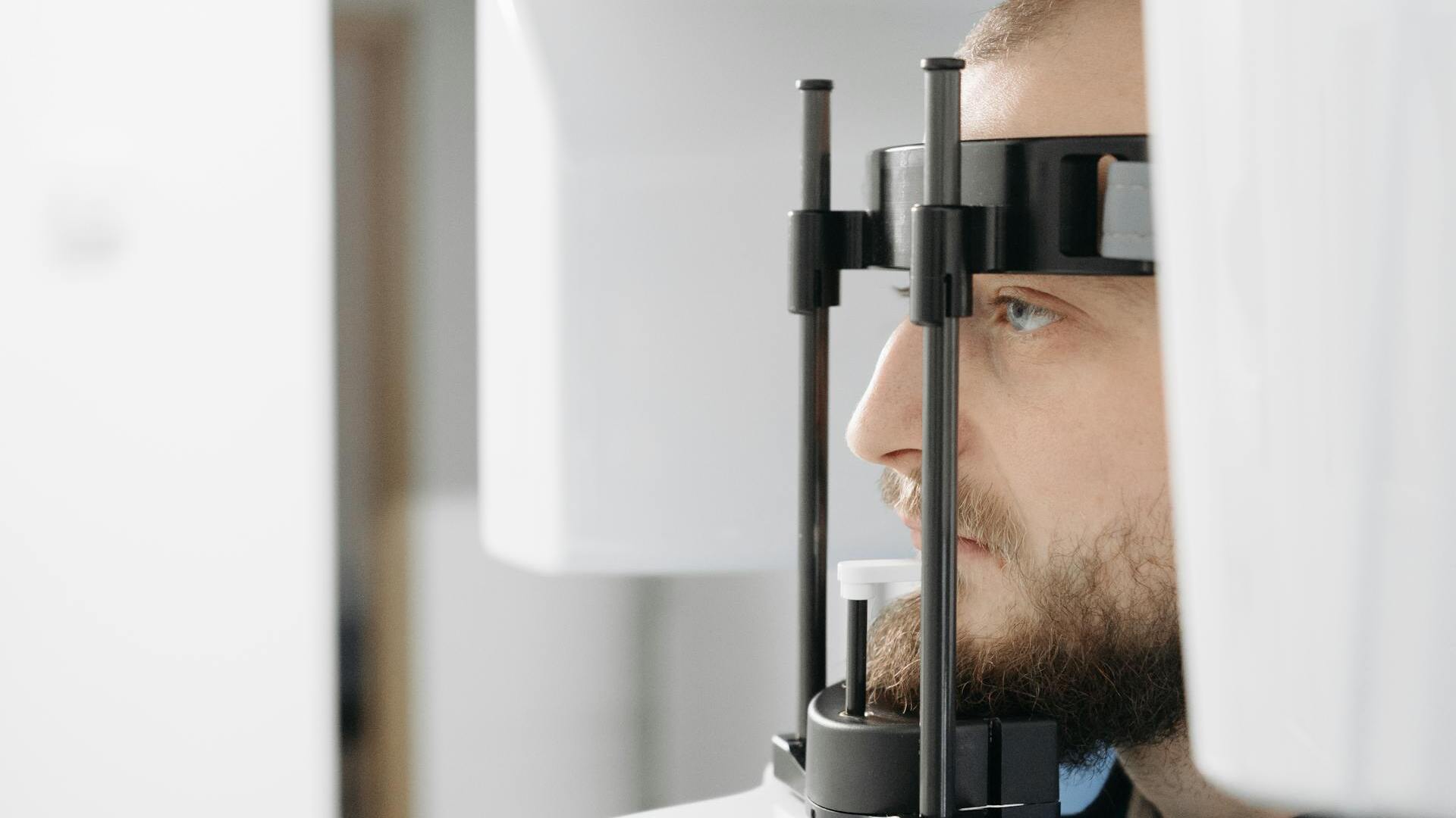 Cambios sutiles en la retina podrían advertir sobre riesgo de demencia hasta 20 años antes de los primeros síntomas.