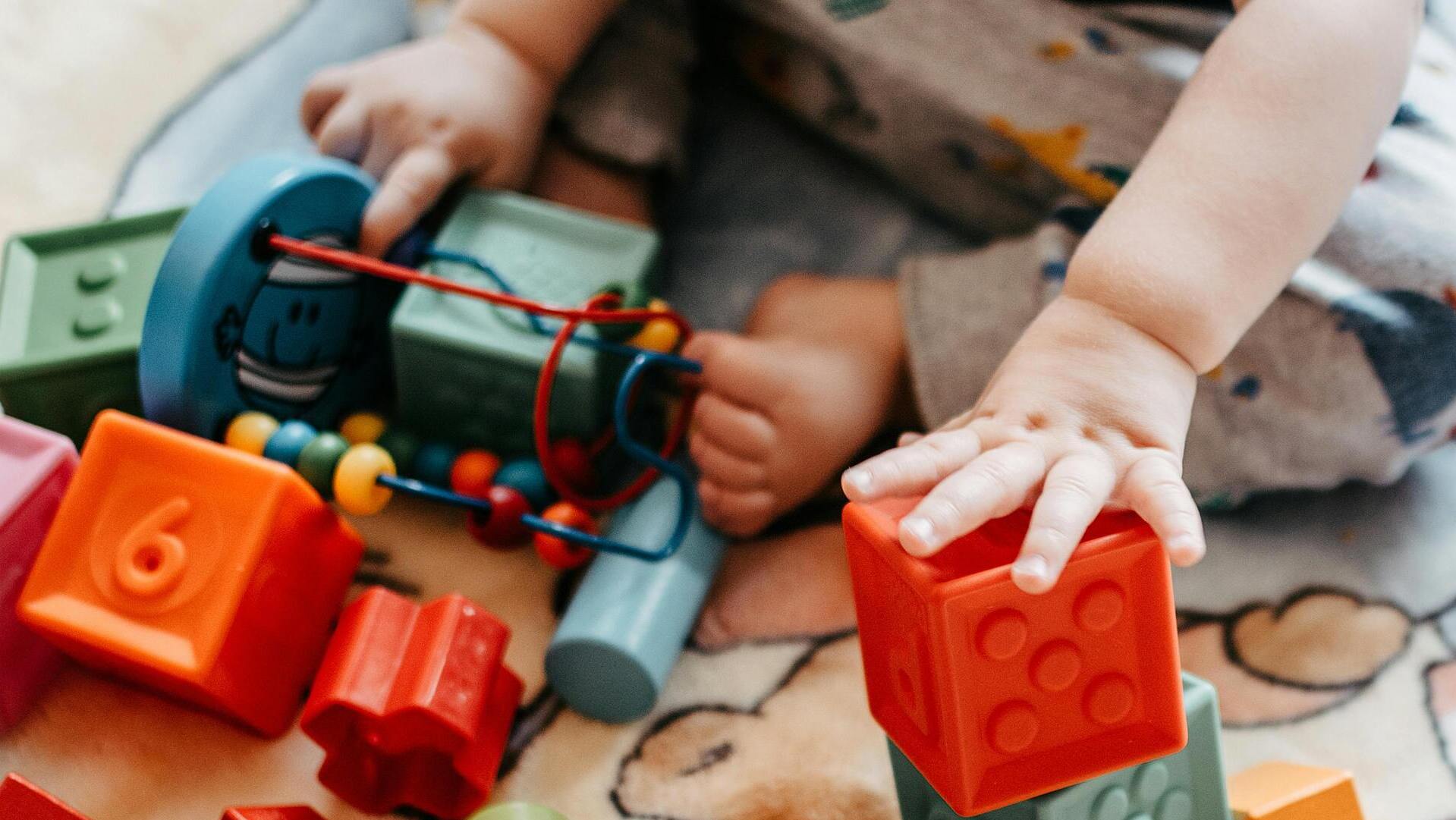 Vivir en sociedades desiguales altera el desarrollo cerebral y la salud mental de los niños.