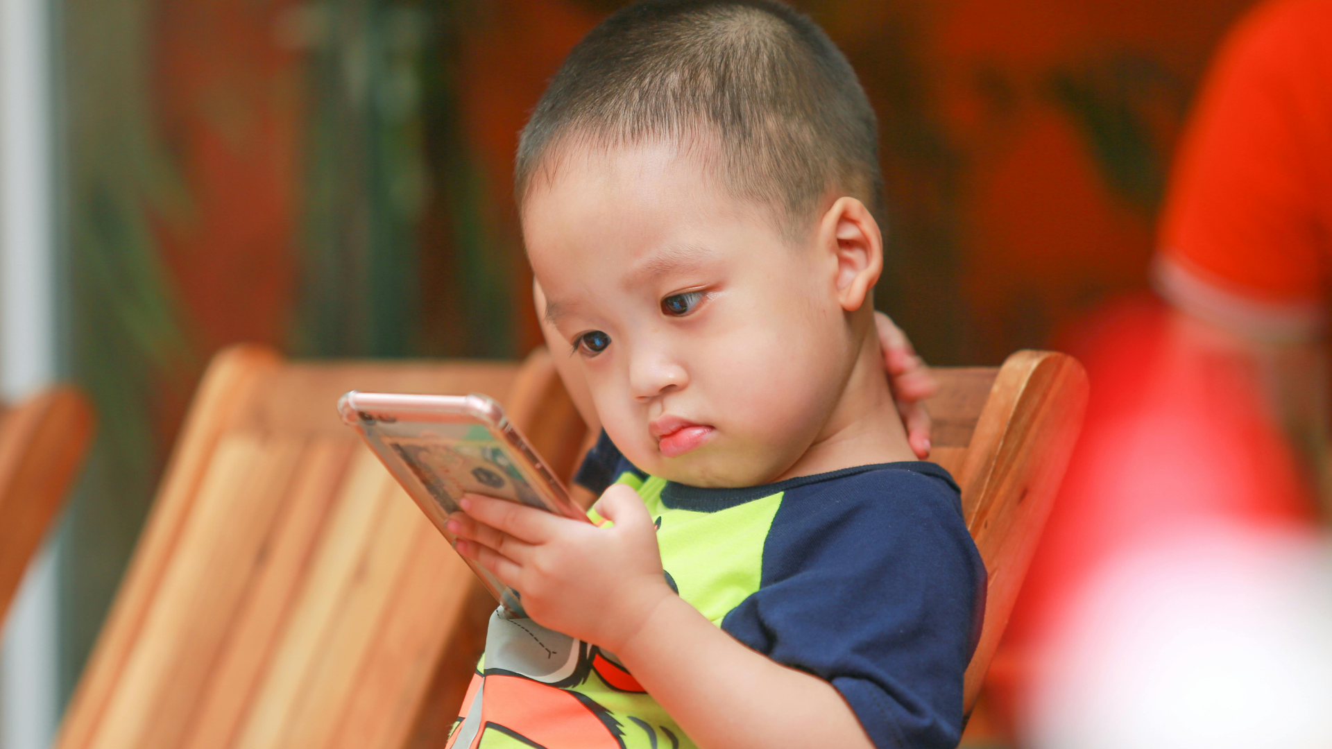 Seguimiento de más de una década vincula pantallas tempranas y ansiedad adolescente